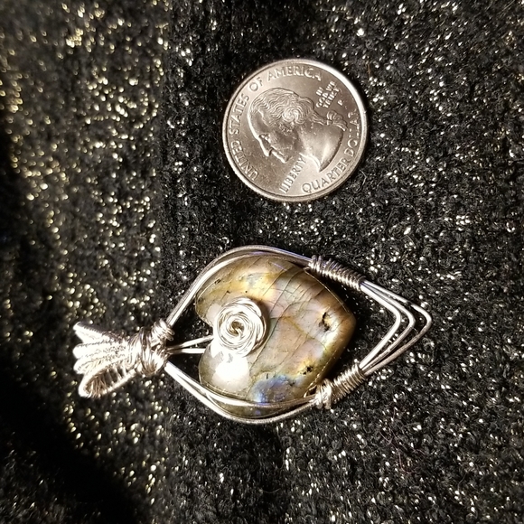 Labradorite heart Wire wrapped pendant necklace - Picture 3 of 5